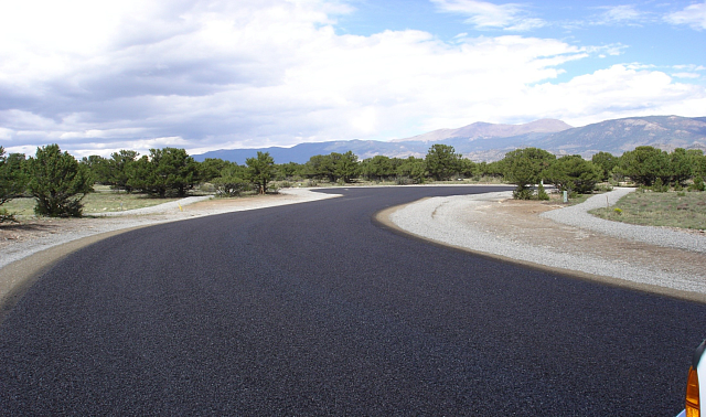 Chip Seal - покрытие для асфальта, которое состоит из слоя битумного вяжущего (горячего или эмульсионного) со слоем заполнителя.